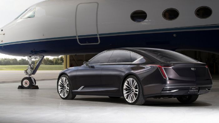 Η Cadillac Escala, με μήκος 5.347 χλστ., έχει χτιστεί στην πισωκίνητη πλατφόρμα με την CT6, ενώ η σχεδίαση του τρίτου όγκου της, της δίνει μια «coupe-sedan» αίσθηση και την κάνει να μοιάζει με μοντέλα όπως το Audi A7 και η Porsche Panamera.