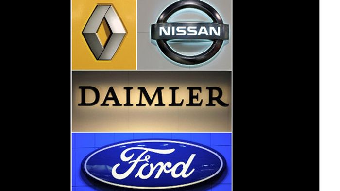 Daimler, Ford ανταλλάσσουν τεχνογνωσία κινητήρων, ενώ η πρώτη συνεργάζεται και με τον όμιλο Renault-Nissan για την παραγωγή νέων μικρών μοντέλων.