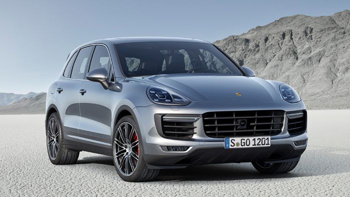 Η Porsche προχώρησε σε μία ουσιαστική ανανέωση της Cayenne, η οποία άγγιξε τη μορφή και την «ουσία» του οχήματος. Στην εικόνα βλέπουμε την κορυφαία Cayenne Turbo.