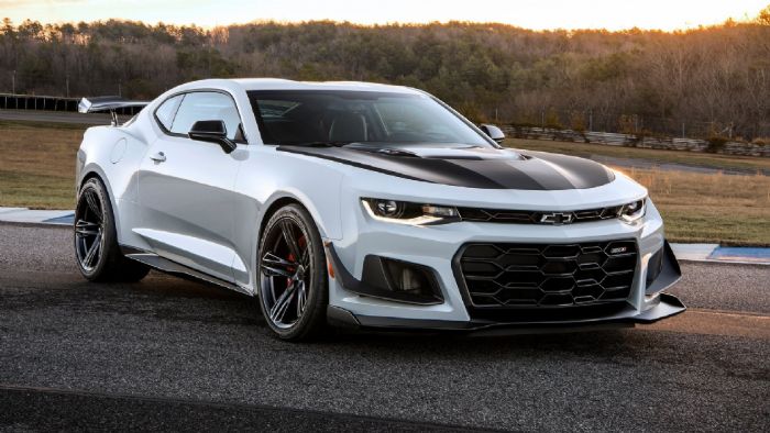 Η νέα Chevrolet Camaro ZL1 1LE προσθέτει στο μείγμα σπέσιαλ αεροδυναμικά βοηθήματα, ρυθμιζόμενη αγωνιστική ανάρτηση και ειδικά ελαστικά, ενώ μειώνει και το βάρος της.