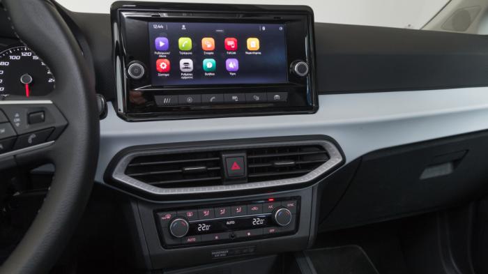 Η στάνταρ οθόνη των 8,25 ιντσών από την 2η έκδοση Style ενσωματώνει το ασύρματο σύστημα Full Link που υποστηρίζει υπηρεσίες Apple CarPlay και Android Auto.