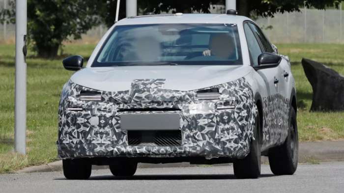 Το ανανεωμένο Citroen C4 δοκιμάζεται ήδη στο δρόμο. Το καμουφλάζ υποδηλώνει ότι θα έχει εντελώς νέο «πρόσωπο». Το ανανεωμένο Citroen C4 δοκιμάζεται ήδη στο δρόμο. Το καμουφλάζ υποδηλώνει ότι θα έχει εντελώς νέο «πρόσωπο».