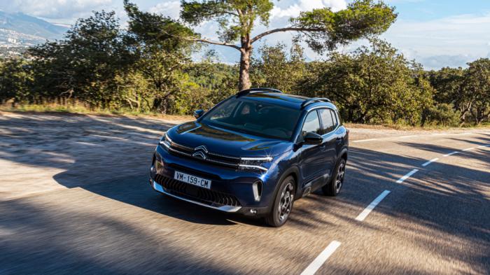 Το C5 Aircross υιοθετεί μια μικρότερη και πιο μοντέρνα μάσκα, η οποία διαθέτει φωτιζόμενες ράβδους που μοιάζουν με λωρίδες LED και έναν πιο σπορ μπροστινό προφυλακτήρα, με μεγαλύτερες εισόδους αέρα. Το C5 Aircross υιοθετεί μια μικρότερη και πιο μοντέρνα μάσκα, η οποία διαθέτει φωτιζόμενες ράβδους που μοιάζουν με λωρίδες LED και έναν πιο σπορ μπροστινό προφυλακτήρα, με μεγαλύτερες εισόδους αέρα.