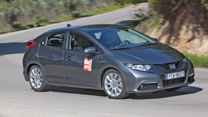­Οι επεμβάσεις στην ανάρτηση 
και το τιμόνι (σε σχέση με τη βενζίνη), έχουν κάνει ακόμα 
πιο σπορτίφ και ευχάριστη την οδική συμπεριφορά του Civic diesel.