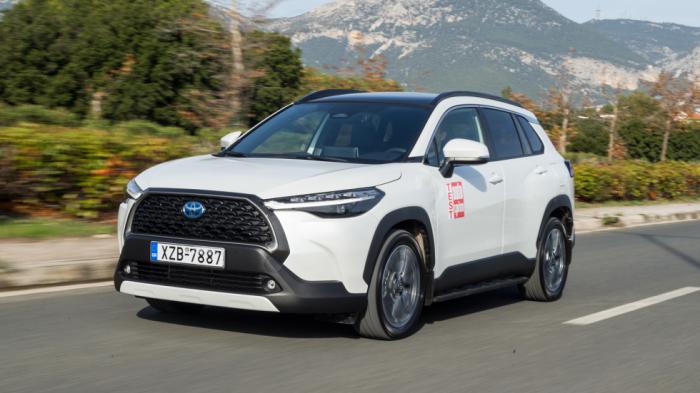 Η Toyota Corolla Cross παραβάλλει μία πιο «macho» εικόνα με «τετραγωνισμένη» λογική κυρίως στο πίσω μέρος. Η Toyota Corolla Cross παραβάλλει μία πιο «macho» εικόνα με «τετραγωνισμένη» λογική κυρίως στο πίσω μέρος.