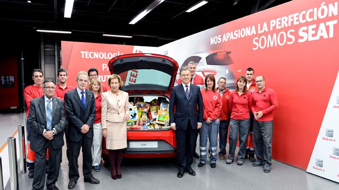 Ο Πρόεδρος της SEAT, James Muir, με υπαλλήλους τη εταιρείας και εκπροσώπους του Ερυθρού Σταυρού. Ο Πρόεδρος της SEAT, James Muir, με υπαλλήλους τη εταιρείας και εκπροσώπους του Ερυθρού Σταυρού.