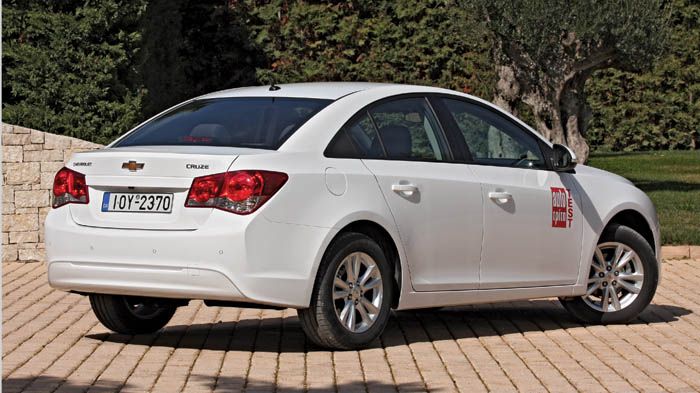 Το Chevrolet Cruze 1,4 διατηρεί τις γνώριμες γραμμές του μοντέλου, με το τριών όγκων κομψό μικρομεσαίο αμάξωμα.