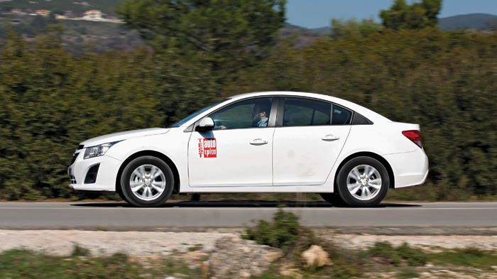 Στο δρόμο το Cruze προσφέρει πολύ καλή άνεση, όντας παράλληλα προβλέψιμο στις αντιδράσεις του.	