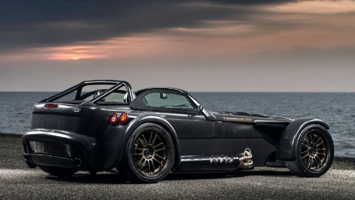 Κάθε Bare Naked Carbon Edition «υποβάλλεται» σε μια ιδαίτερη διαδικασία βαφής, όπου σε κάθε carbon εξάρτημα περνιέται με το χέρι ένα UV φίλτρο προστασίας.