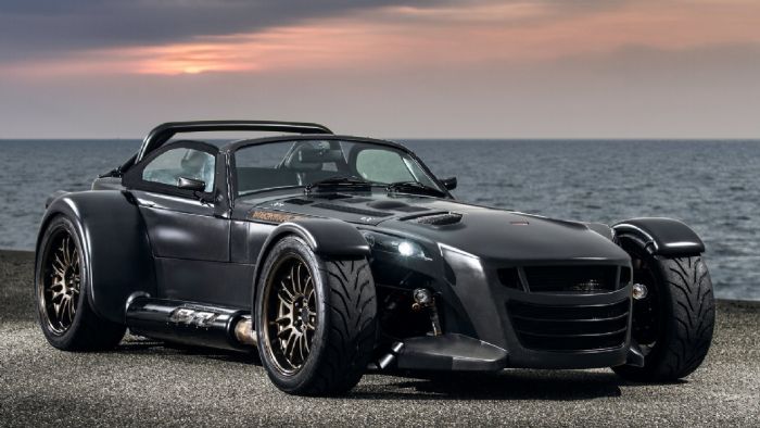 Το νέο Bare Naked Carbon Edition δίνει έμφαση στη high-tech, υπερ-ελαφριά και γρήγορη «φύση» του D8 GTO, μέσω του συνδυασμού των ορατών carbon fibre μερών και του ισχυρού Audi 2.5L R5 TFSI κινητήρα.