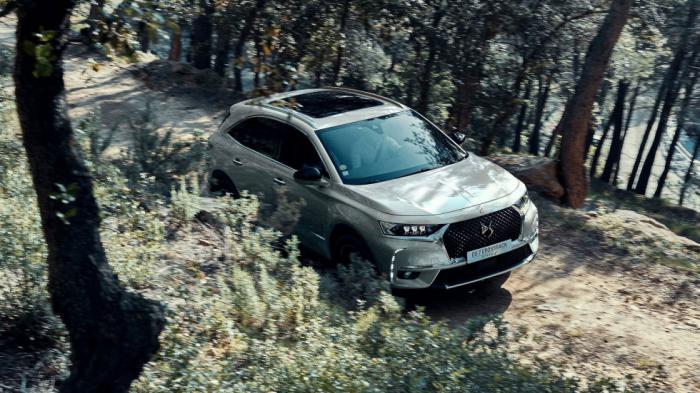 Το DS 7 Crossback κυκλοφορεί και σε Plug-in hybrid έκδοση e-Tense 300 ίππων που συνδυάζεται με κίνηση στους 4 τροχούς.