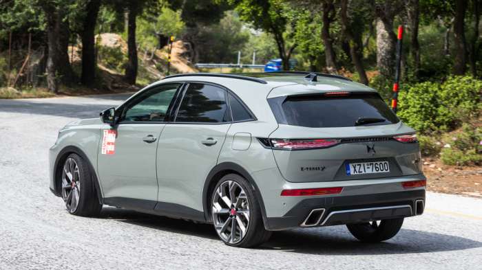 Το ισχυρό κινητήριο σύνολο του plug-in DS 7 είναι και ο λόγος που οι επιδόσεις του είναι… καυτές: 0-100 σε 5,9 δλ., 60-100 σε 2,8 δλ., 80-120 σε 3,4 δλ., με τελική ταχύτητα 235 χλμ./ώρα, δηλαδή πρόκειται για νούμερα που παραπέμπουν σε ισχυρά GΤi μοντέλα Το ισχυρό κινητήριο σύνολο του plug-in DS 7 είναι και ο λόγος που οι επιδόσεις του είναι… καυτές: 0-100 σε 5,9 δλ., 60-100 σε 2,8 δλ., 80-120 σε 3,4 δλ., με τελική ταχύτητα 235 χλμ./ώρα, δηλαδή πρόκειται για νούμερα που παραπέμπουν σε ισχυρά GΤi μοντέλα
