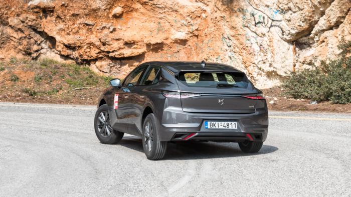 Ακόμα και στις στροφές, το DS 4 θα βρει τρόπο να σε γοητεύσει, κυρίως με την αποτελεσματικότητα και τα υψηλά περιθώρια πρόσφυσης, καθώς και με την ψυχραιμία που δείχνει το σύνολο ακόμα και όταν το παρακάνεις. Ακόμα και στις στροφές, το DS 4 θα βρει τρόπο να σε γοητεύσει, κυρίως με την αποτελεσματικότητα και τα υψηλά περιθώρια πρόσφυσης, καθώς και με την ψυχραιμία που δείχνει το σύνολο ακόμα και όταν το παρακάνεις.