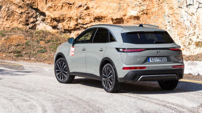 Το όνομα «Crossback» που εμφανιζόταν ολογράφως πάνω στη νίκελ φάσα του απερχόμενου μοντέλου, αντικαθίσταται από το όνομα της μάρκας «DS Automobiles», που υπογράφει πλέον το πίσω μέρος. Το όνομα «Crossback» που εμφανιζόταν ολογράφως πάνω στη νίκελ φάσα του απερχόμενου μοντέλου, αντικαθίσταται από το όνομα της μάρκας «DS Automobiles», που υπογράφει πλέον το πίσω μέρος.