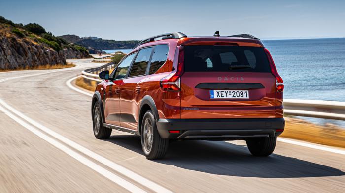 Το μήκος του Dacia Jogger είναι στα 4,57 μέτρα και το μεταξόνιο στα 2,9 μ., διαστάσεις οι οποίες γίνονται αισθητές στο μάτι. Το μήκος του Dacia Jogger είναι στα 4,57 μέτρα και το μεταξόνιο στα 2,9 μ., διαστάσεις οι οποίες γίνονται αισθητές στο μάτι.