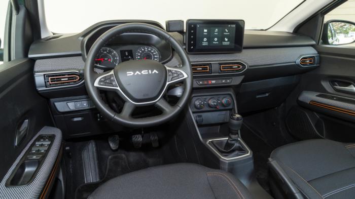 Η μόνη διαφορά στο στιβαρό, προσεγμένο, ευρύχωρο και πάντα πρακτικό εσωτερικό του Dacia Sandero Stepway της νέας γενιάς αφορά στο τιμόνι με το λογότυπο της Dacia. κεντρική οθόνη των 8 ιντσών προσφέρεται από τη μεσαία έκδοση Expression.