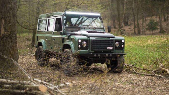 Οι βελτιωτές της πολωνικής Nakatanenga Nature ζήτησαν από την Carlex Design να κάνει το σαλόνι του Land Rover Defender πιο «φιλόξενο».