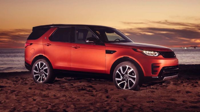 Το νέο πακέτο της Land Rover περιλαμβάνει νέες ζάντες 21 ή 22 ιντσών σε σκούρο γκρι χώμα, οι οποίες συνδυάζονται με μαύρη ή γκρι οροφή