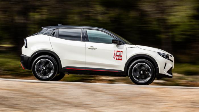 Η Alfa Romeo Junior Elettrica έχει μια ευχάριστα σφιχτή οδηγική αίσθηση, χωρίς μάλιστα ιδιαίτερες θυσίες σε επίπεδο άνεσης.