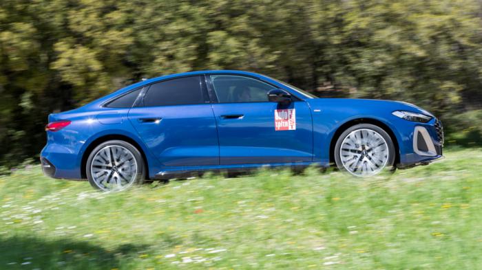 Χάρη στο νέο mild hybrid σύστημα που συνοδεύει τον 2-λιτρο TDI, το Audi Α5 μπορεί να εκκινεί, να ρολάρει ή ακόμα να παρκάρει-ξεπαρκάρει ηλεκτρικά. Αυτό κρατά την ούτως ή άλλως χαμηλή κατανάλωση λόγω d