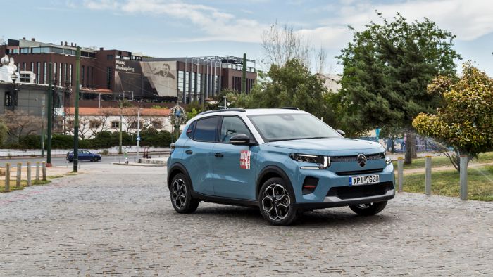 Στο Citroen e-C3 αρέσει να κινείται στις trendy γειτονιές της πόλης.