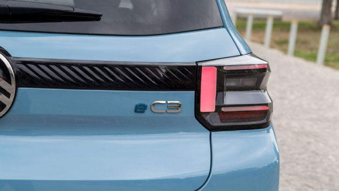 To Citroen e-C3 κινείται 100% με ηλεκτρική ενέργεια και για να το αναγνωρίσεις πρέπει είτε να δεις το λογότυπο «e» στο πίσω μέρος ή να… μην το «ακούσεις» να κινείται.