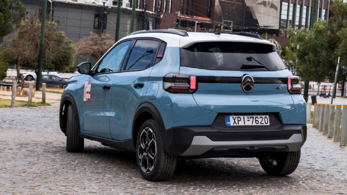 Το Citroen e-C3 προσφέρει σφιχτή, αλλά ποιοτικότατη κύλιση, που σε συνδυασμό με την απουσία θορύβου από τον κινητήρα δίνει την αίσθηση ακριβότερου αυτοκινήτου.