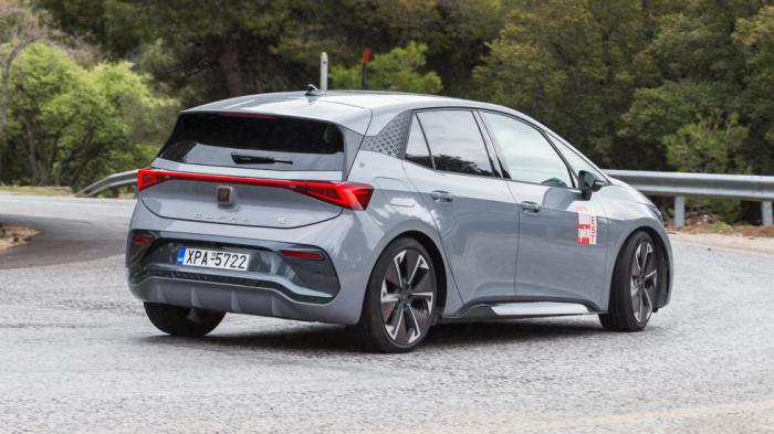 Το Cupra Born VZ έχει τον τρόπο να κρύβει τους 2 τόνους του βασισμένο στην ισορροπημένη κατανομή βάρους (48-52 εμπρός πίσω), στην θεαματική πρόσφυση των πίσω κινητήριων τροχών, καθώς και στην «ζωντάνια» του πίσω άξονα. Το Cupra Born VZ έχει τον τρόπο να κρύβει τους 2 τόνους του βασισμένο στην ισορροπημένη κατανομή βάρους (48-52 εμπρός πίσω), στην θεαματική πρόσφυση των πίσω κινητήριων τροχών, καθώς και στην «ζωντάνια» του πίσω άξονα.