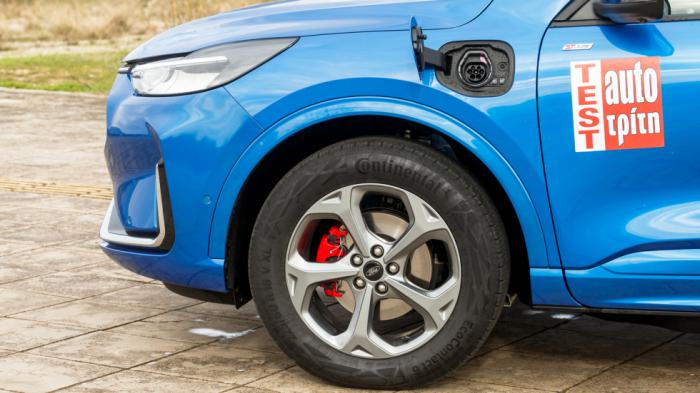 Πολύ πιο σικ η εμφάνιση του ανανεωμένου Ford Kuga, με την plug-in έκδοση να ξεχωρίζει από τη θύρα φόρτισης στο εμπρός αριστερό φτερό. Πολύ πιο σικ η εμφάνιση του ανανεωμένου Ford Kuga, με την plug-in έκδοση να ξεχωρίζει από τη θύρα φόρτισης στο εμπρός αριστερό φτερό.