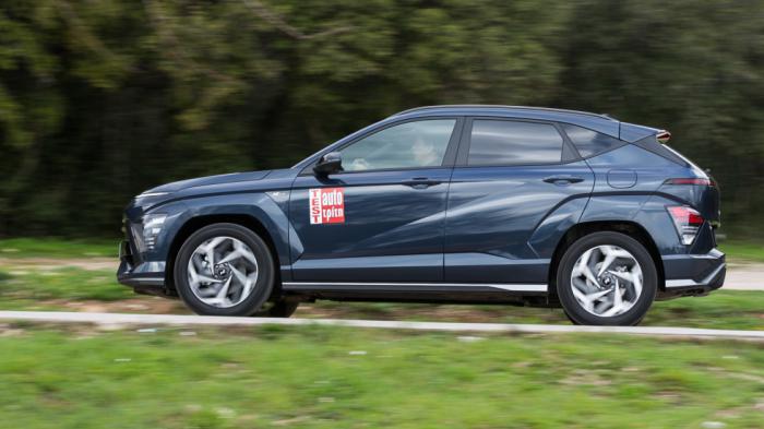 Το up-to-date υβριδικό Hyundai Kona με τα 129 άλογα είναι ακόμα πιο οικονομικό σε κατανάλωση: Η μέση κατανάλωση είναι γύρω από τα 5,7 λτ./100 χλμ., ενώ στην πόλη βλέπεις και κάτω από τα 4,5 χλμ..