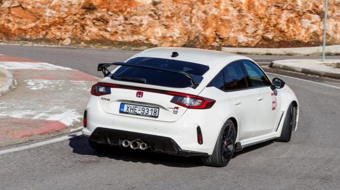 To νέο Civic Type R είναι ένα σπάνιο μηχάνημα οδήγησης, που δεν «κουράζει» τόσο όσο νομίζεις στην καθημερινότητα και που ενθουσιάζει περισσότερο από όσο πιστεύεις στην πίεση, χωρίς να χάνει την αυτοκυριαρχία του και χωρίς να περιμένει τα ηλεκτρονικά για να τη βγάλεις «καθαρή». To νέο Civic Type R είναι ένα σπάνιο μηχάνημα οδήγησης, που δεν «κουράζει» τόσο όσο νομίζεις στην καθημερινότητα και που ενθουσιάζει περισσότερο από όσο πιστεύεις στην πίεση, χωρίς να χάνει την αυτοκυριαρχία του και χωρίς να περιμένει τα ηλεκτρονικά για να τη βγάλεις «καθαρή».