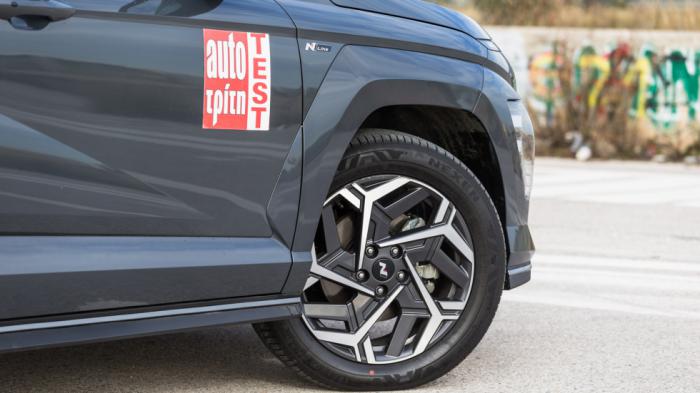 Εκτός από μεγαλύτερες διαστάσεις, το Hyundai Kona απέκτησε και φουτουριστικό design. H έκδοση N-Line της δοκιμής έχει σπορτίφ χαρακτηριστικά με στάνταρ 18άρες ζάντες αλουμινίου. Εκτός από μεγαλύτερες διαστάσεις, το Hyundai Kona απέκτησε και φουτουριστικό design. H έκδοση N-Line της δοκιμής έχει σπορτίφ χαρακτηριστικά με στάνταρ 18άρες ζάντες αλουμινίου.