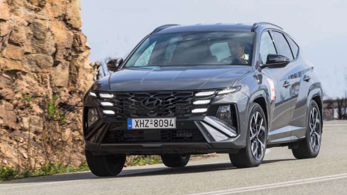 Το Hyundai Tucson απέκτησε ακόμα πιο μοντέρνο και κομψό look. Tα μεγαλύτερα φώτα ημέρας τόνισαν το σχετικό εφέ στη μάσκα «angel wing», ενώ νέας σχεδίασης είναι και οι 19άρες ζάντες της έκδοσης N-Line. Το Hyundai Tucson απέκτησε ακόμα πιο μοντέρνο και κομψό look. Tα μεγαλύτερα φώτα ημέρας τόνισαν το σχετικό εφέ στη μάσκα «angel wing», ενώ νέας σχεδίασης είναι και οι 19άρες ζάντες της έκδοσης N-Line.