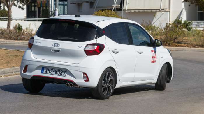 Παραδοσιακά το «N» στη Hyundai συνοδεύεται με πιο σπορ εικόνα, η οποία εν προκειμένω χαρακτηρίζεται από τις σχετικές πινελιές στους προφυλακτήρες, τη διπλή απόληξη της εξάτμισης, ένα ψευδο-διαχύτη και φυσικά το λογότυπο N-Line στη μάσκα. Παραδοσιακά το «N» στη Hyundai συνοδεύεται με πιο σπορ εικόνα, η οποία εν προκειμένω χαρακτηρίζεται από τις σχετικές πινελιές στους προφυλακτήρες, τη διπλή απόληξη της εξάτμισης, ένα ψευδο-διαχύτη και φυσικά το λογότυπο N-Line στη μάσκα.