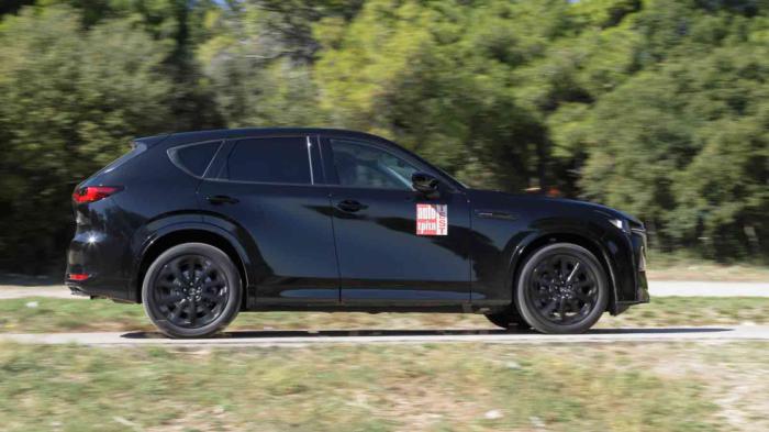 Κάτω από το καπό του Mazda CX-60 της δοκιμής υπάρχει ένας state-of-the-art, 6κύλινδρος turbodiesel που εξελίχθηκε in-house και αποδίδει 254 άλογα με 550 Nm ροπής.