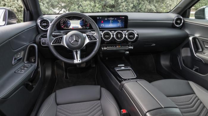 Εντυπωσιακό σε εικόνα, ποιότητα και φινίρισμα το εντελώς ψηφιακό κόκπιτ της Mercedes A 250 e. Στη βάση της κεντρικής κονσόλας υπάρχει πλέον μια ρηχή θήκη για μικροαντικείμενα