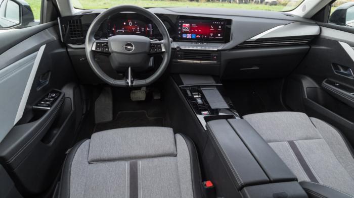 Στην καλοφτιαγμένη καμπίνα ξεχωρίζει το Pure Panel cockpit, ήτοι ο συνδυασμός δύο οθονών 10 ιντσών πίσω από ένα ενιαίο πλαίσιο, που δίνει τον digital τόνο του συνόλου. Στην καλοφτιαγμένη καμπίνα ξεχωρίζει το Pure Panel cockpit, ήτοι ο συνδυασμός δύο οθονών 10 ιντσών πίσω από ένα ενιαίο πλαίσιο, που δίνει τον digital τόνο του συνόλου.