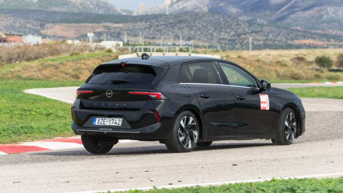 Tο Opel Astra diesel δε στερείται δυναμισμού, με τις κλίσεις του αμαξώματος να είναι μικρές και το σύστημα διεύθυνσης να είναι άμεσο και ακριβές, ειδικά στη Sport λειτουργία.