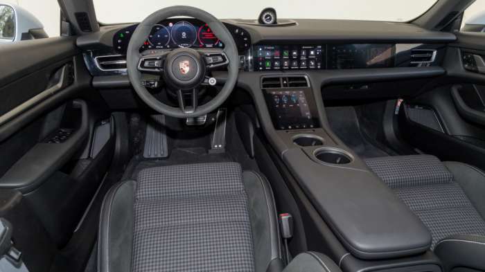 Ξεκάθαρα σπορ διάκοσμος στo premium εσωτερικό της Porsche Taycan, με τον οδηγό να νιώθει πως τα σπορ καθίσματα, το ταμπλό και οι πόρτες τον «αγκαλιάζουν». Ξεκάθαρα σπορ διάκοσμος στo premium εσωτερικό της Porsche Taycan, με τον οδηγό να νιώθει πως τα σπορ καθίσματα, το ταμπλό και οι πόρτες τον «αγκαλιάζουν».