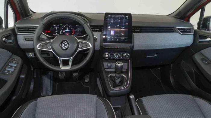 Χωρίς αισθητές αλλαγές το εσωτερικό του ανανεωμένου Clio, ωστόσο η Renault χρησιμοποιεί πλέον στην καμπίνα νέα βιώσιμα υλικά. 