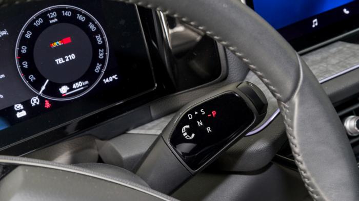 Ιδιαίτερα πρακτικά τα 3 smart dials, ο επιλογέας κίνησης είναι στο τιμόνι, οι θέσεις για μικροαντικείμενα είναι άφθονες, τα καθίσματα στηρίζουν σωστά και δεν κουράζουν. Ιδιαίτερα πρακτικά τα 3 smart dials, ο επιλογέας κίνησης είναι στο τιμόνι, οι θέσεις για μικροαντικείμενα είναι άφθονες, τα καθίσματα στηρίζουν σωστά και δεν κουράζουν.