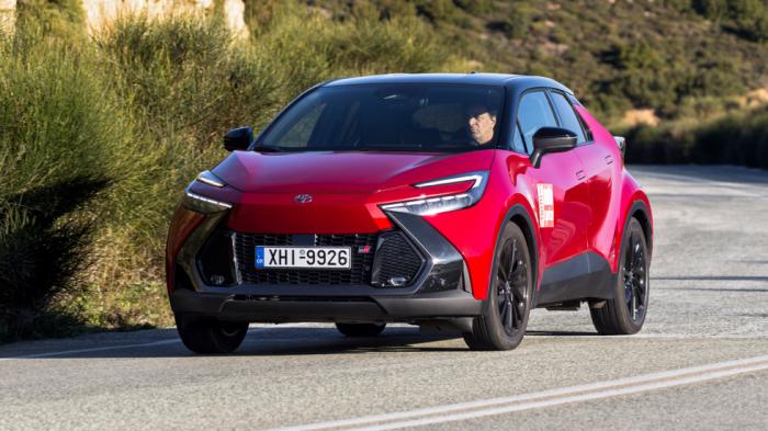 Το τεχνολογικό υπόβαθρο του νέου Toyota C-HR είναι εντυπωσιακό. O νέος ατμοσφαιρικός φωτισμός 64 χρωμάτων είναι ενεργός και αλλάζει αυτόματα ανάλογα με την ώρα της ημέρας και τη θερμοκρασία, ενώ συνεργάζεται και με την αναβαθμισμένη σουίτα συστημάτων ασφάλειας και υποβοήθησης Toyota Safety Sense 3+. Έτσι αν πας να ανοίξεις την πόρτα και έρχεται αυτοκίνητο η φωτιζόμενη μπάρα στην πόρτα αναβοσβήνει σε κόκκινο χρώμα.