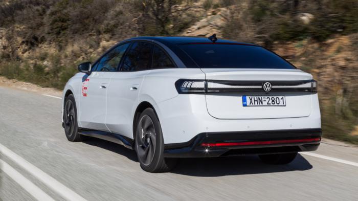 To VW ID.7 έχει μήκος στα 5 μέτρα και παρότι δείχνει σεντάν, η πίσω πόρτα ανοίγει μαζί με το αντίστοιχο παράθυρο κάτι που εκτός από την πρακτικότητα ευνοεί και την αεροδυναμική. To VW ID.7 έχει μήκος στα 5 μέτρα και παρότι δείχνει σεντάν, η πίσω πόρτα ανοίγει μαζί με το αντίστοιχο παράθυρο κάτι που εκτός από την πρακτικότητα ευνοεί και την αεροδυναμική.