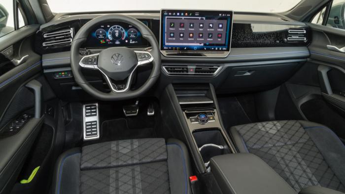 Έντονη η «feel good» αύρα μέσα στο νέο VW Tiguan, που καλοβλέπει το premium φάσμα των οικογενειακών SUV. Έντονη η «feel good» αύρα μέσα στο νέο VW Tiguan, που καλοβλέπει το premium φάσμα των οικογενειακών SUV.
