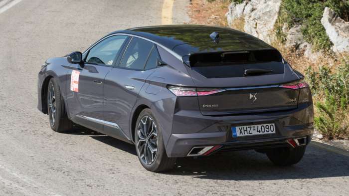 Το DS 4 καταφέρνει να κρύψει το βάρος του μέχρι ενός σημείου φυσικά. Τελικά όμως σε κερδίζει με την αποτελεσματικότητα και την αυτοκυριαρχία του ακόμα και στην πίεση.