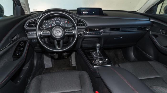 Η ποιότητα των υλικών, της συναρμογής και του φινιρίσματος, καθώς και τα τεχνολογικά χαρακτηριστικά του νέου Mazda CX-30 είναι σε premium επίπεδα. 