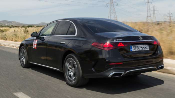 Σε σχέση με τις «απλές» εκδόσεις, η Mercedes E 300 e διαφέρει μόνο στο διακριτικό λογότυπο και στην έξτρα τάπα φόρτισης, διατηρώντας την αρχοντιά και την κομψότητα όλης της σειράς. Σε σχέση με τις «απλές» εκδόσεις, η Mercedes E 300 e διαφέρει μόνο στο διακριτικό λογότυπο και στην έξτρα τάπα φόρτισης, διατηρώντας την αρχοντιά και την κομψότητα όλης της σειράς.
