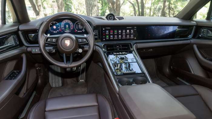 Το εσωτερικό της Porsche Panamera προσφέρει μια συγκλονιστική εμπειρία σπορτίφ πολυτέλειας. Το εσωτερικό της Porsche Panamera προσφέρει μια συγκλονιστική εμπειρία σπορτίφ πολυτέλειας.