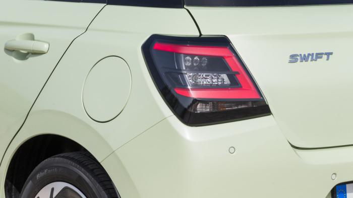 Το νέο Suzuki Swift έχει βασιστεί στη λογική της εξέλιξης. Σχεδιαστικά ξεχωρίζει αμέσως με τα νέα φώτα, τη μεγαλύτερη κάθετη μάσκα, τις μοντέρνες «γραμμές», καθώς και την αφαίρεση των «κρυφών» χειρολαβών από τις πίσω πόρτες. Το νέο Suzuki Swift έχει βασιστεί στη λογική της εξέλιξης. Σχεδιαστικά ξεχωρίζει αμέσως με τα νέα φώτα, τη μεγαλύτερη κάθετη μάσκα, τις μοντέρνες «γραμμές», καθώς και την αφαίρεση των «κρυφών» χειρολαβών από τις πίσω πόρτες.