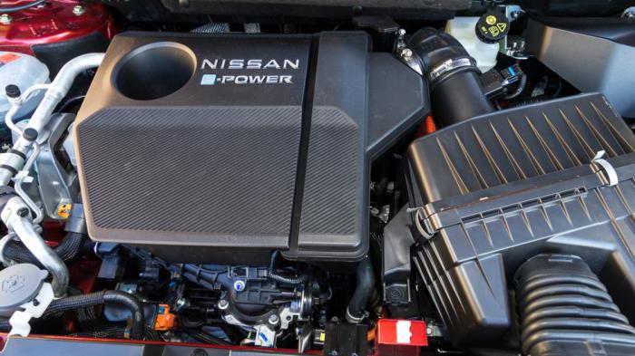 Το Nissan Qashqai e-Power διαθέτει έναν 3κύλινδρο θερμικό κινητήρα μεταβλητής συμπίεσης 1,5 λτ. (156 ίππων) ο οποίος λειτουργεί ως γεννήτρια, παρέχοντας ενέργεια, η οποία αποθηκεύεται σε μια μπαταρία υψηλής τάσης (400 V) με χωρητικότητα 2,1 kWh ή διοχετεύοντάς την απευθείας στον ηλεκτροκινητήρα. Το Nissan Qashqai e-Power διαθέτει έναν 3κύλινδρο θερμικό κινητήρα μεταβλητής συμπίεσης 1,5 λτ. (156 ίππων) ο οποίος λειτουργεί ως γεννήτρια, παρέχοντας ενέργεια, η οποία αποθηκεύεται σε μια μπαταρία υψηλής τάσης (400 V) με χωρητικότητα 2,1 kWh ή διοχετεύοντάς την απευθείας στον ηλεκτροκινητήρα.